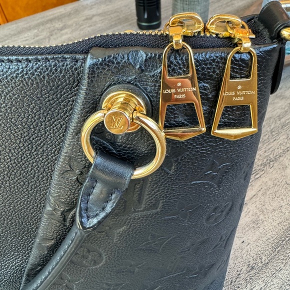 Louis Vuitton V tote MM - Picture 3 of 14